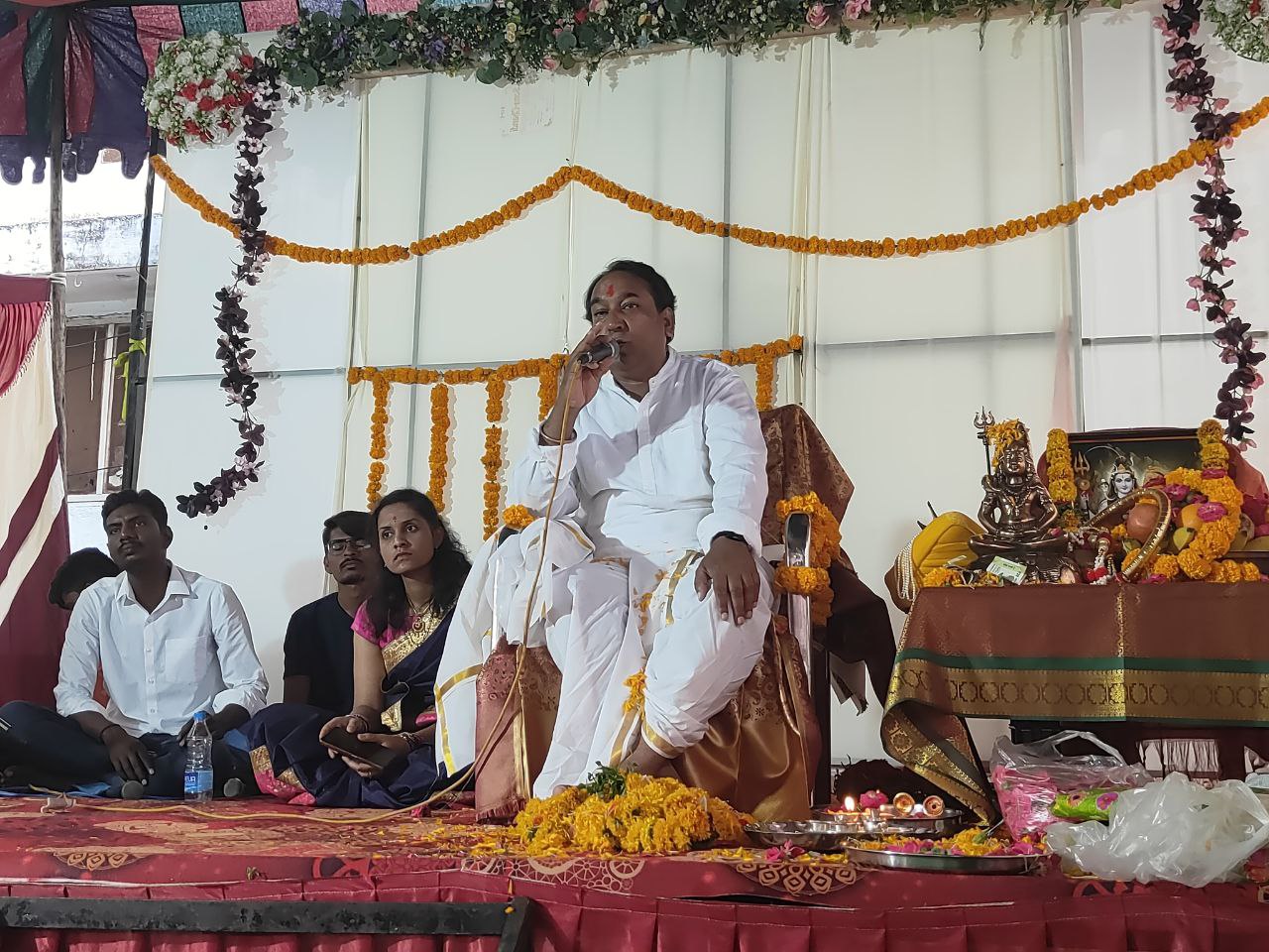 Guruji delivering satsang discourse - Shreedham108