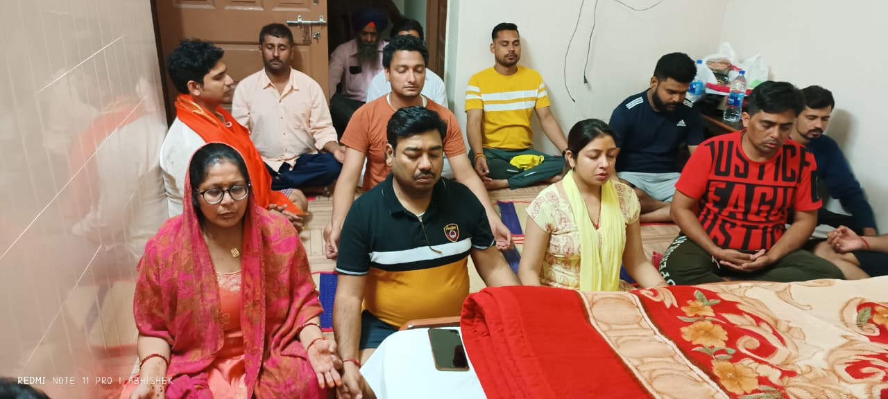 Devotees in group meditation session - Shreedham108